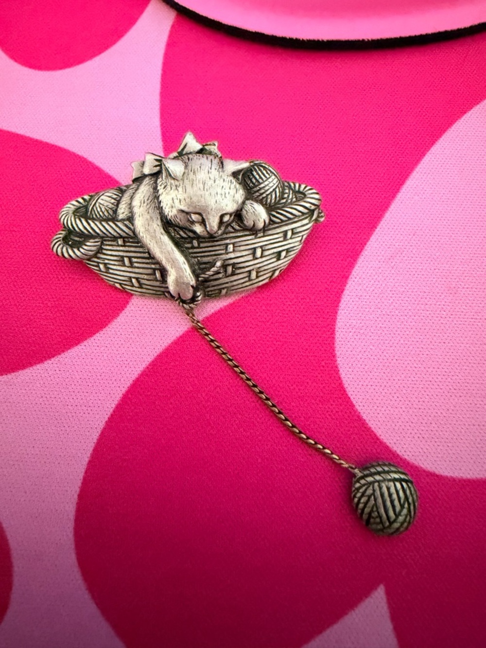 Vintage JJ Jonette Pewter Cat With Yarn Brooch Pin EUC yarn dangles